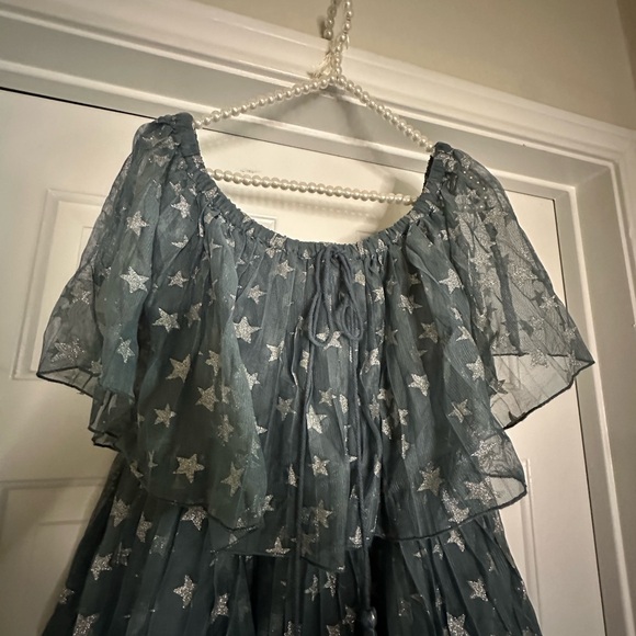 Z&L WOMEN'S OFF-THE-SHOULDER STAR
PRINT TIERED MIDI DRESS - Picture 4 of 10